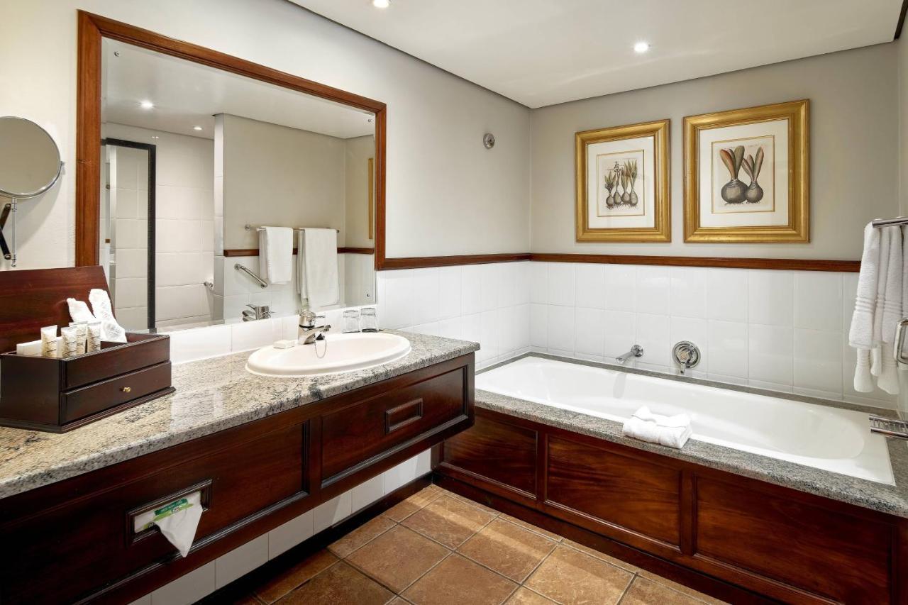Irene Country Lodge, Autograph Collection Centurion Exterior foto A bathroom in a hotel