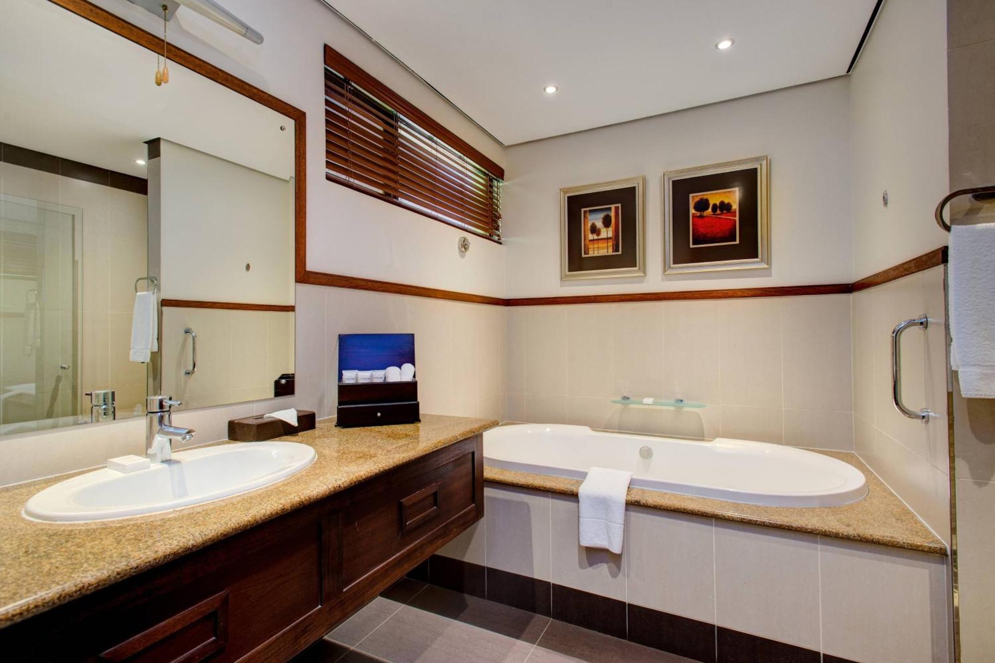 Irene Country Lodge, Autograph Collection Centurion Exterior foto A bathroom in a hotel