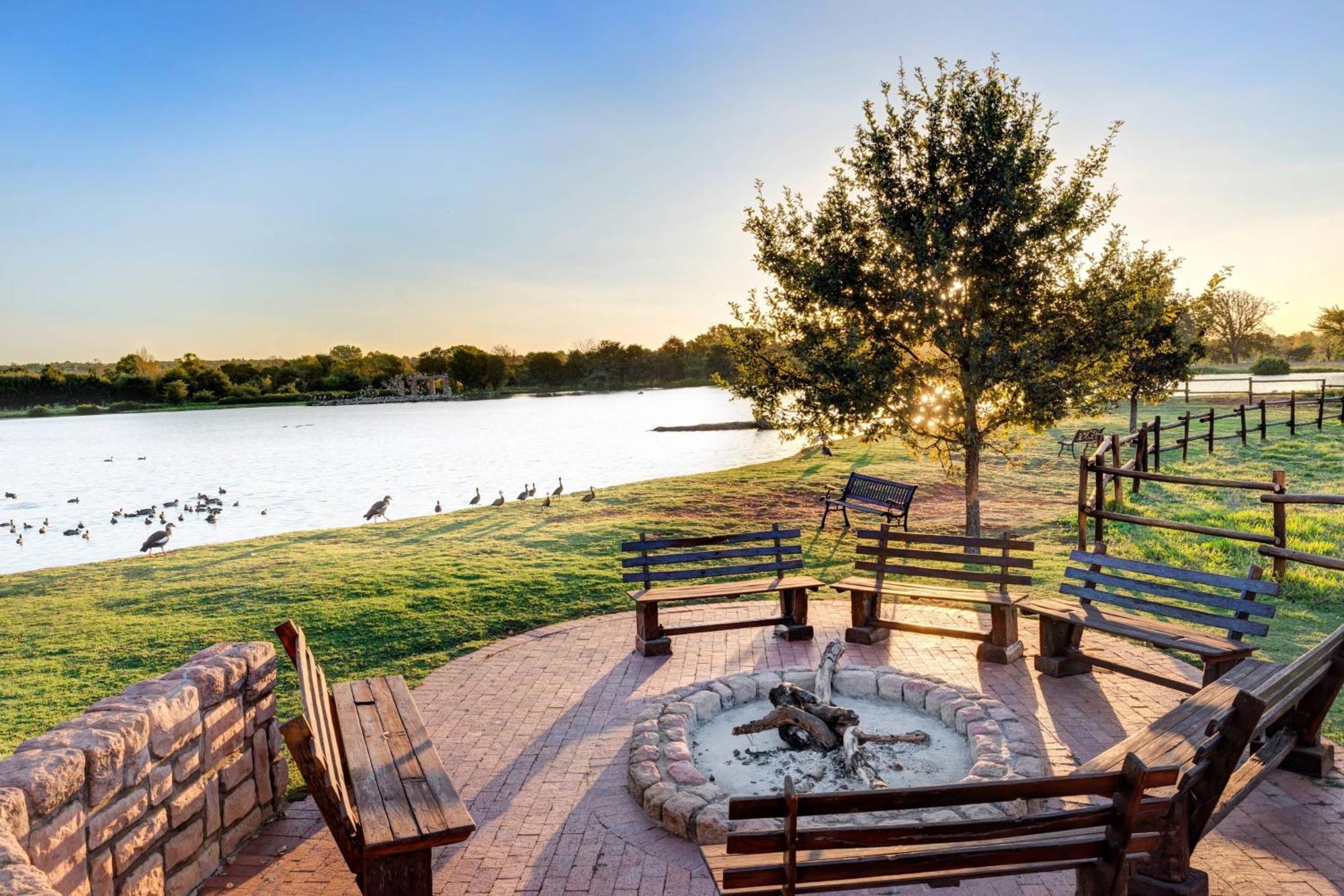 Irene Country Lodge, Autograph Collection Centurion Exterior foto The lake at the park
